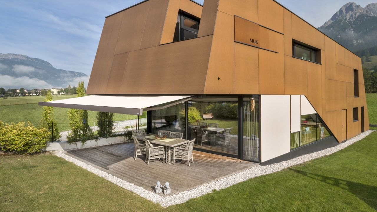 Markilux 970 med lyst dug på et brunt designhus