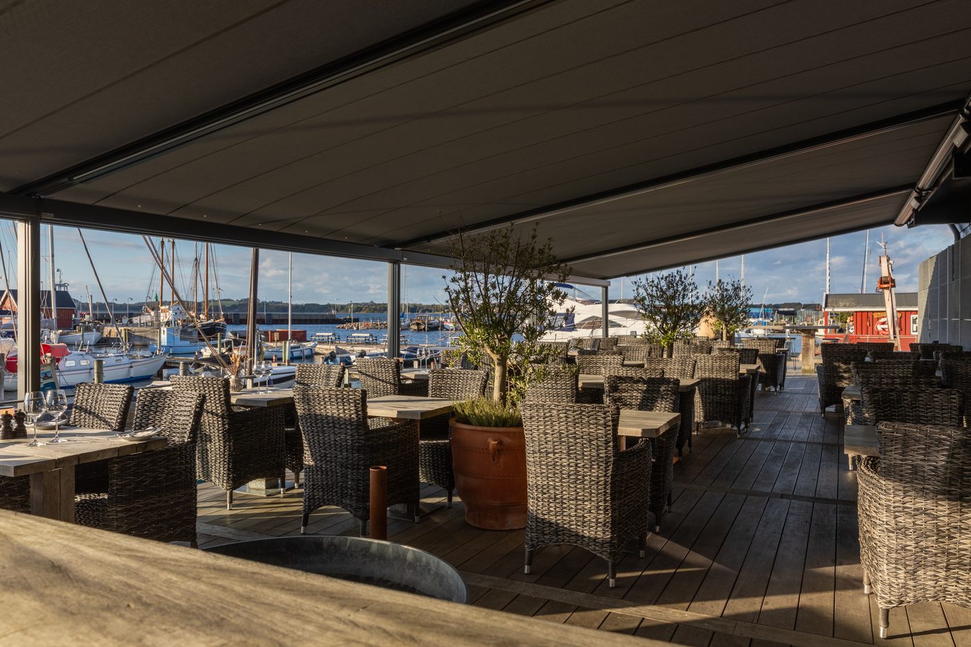 Restaurant Suri i Holbæk – udearealet med markise ved havnen (foto 9)