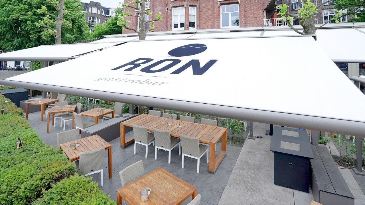 Markilux 6000 kassettemarkise med logotryk over en restaurantterrasse