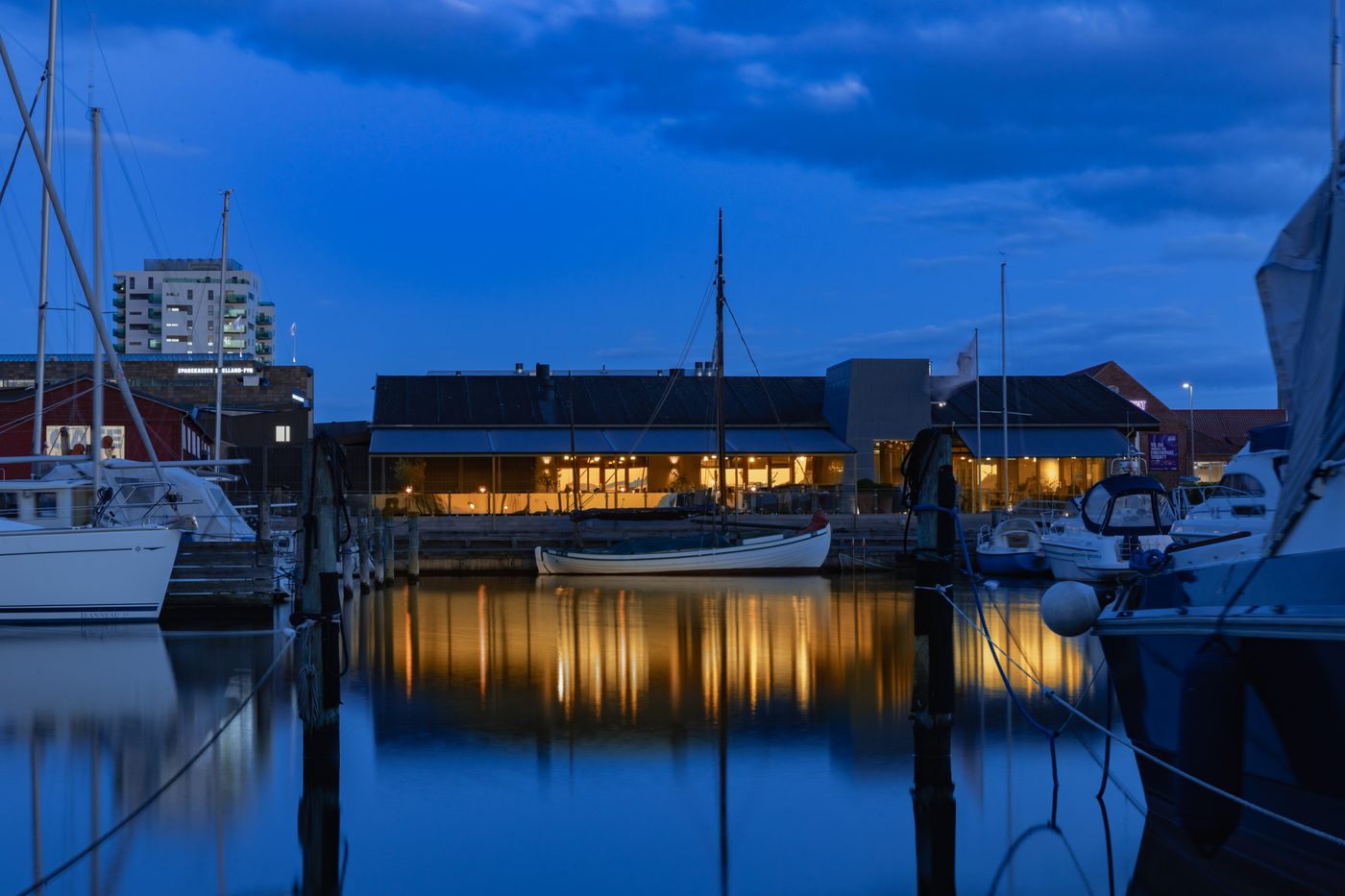 Restaurant Suri i Holbæk – udearealet med markise ved havnen (foto 23)