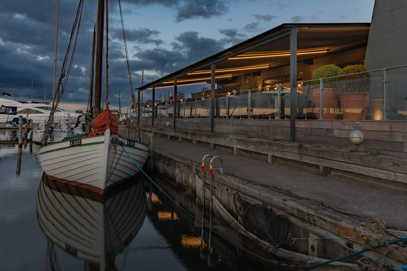 Restaurant Suri i Holbæk – udearealet med markise ved havnen (foto 20)