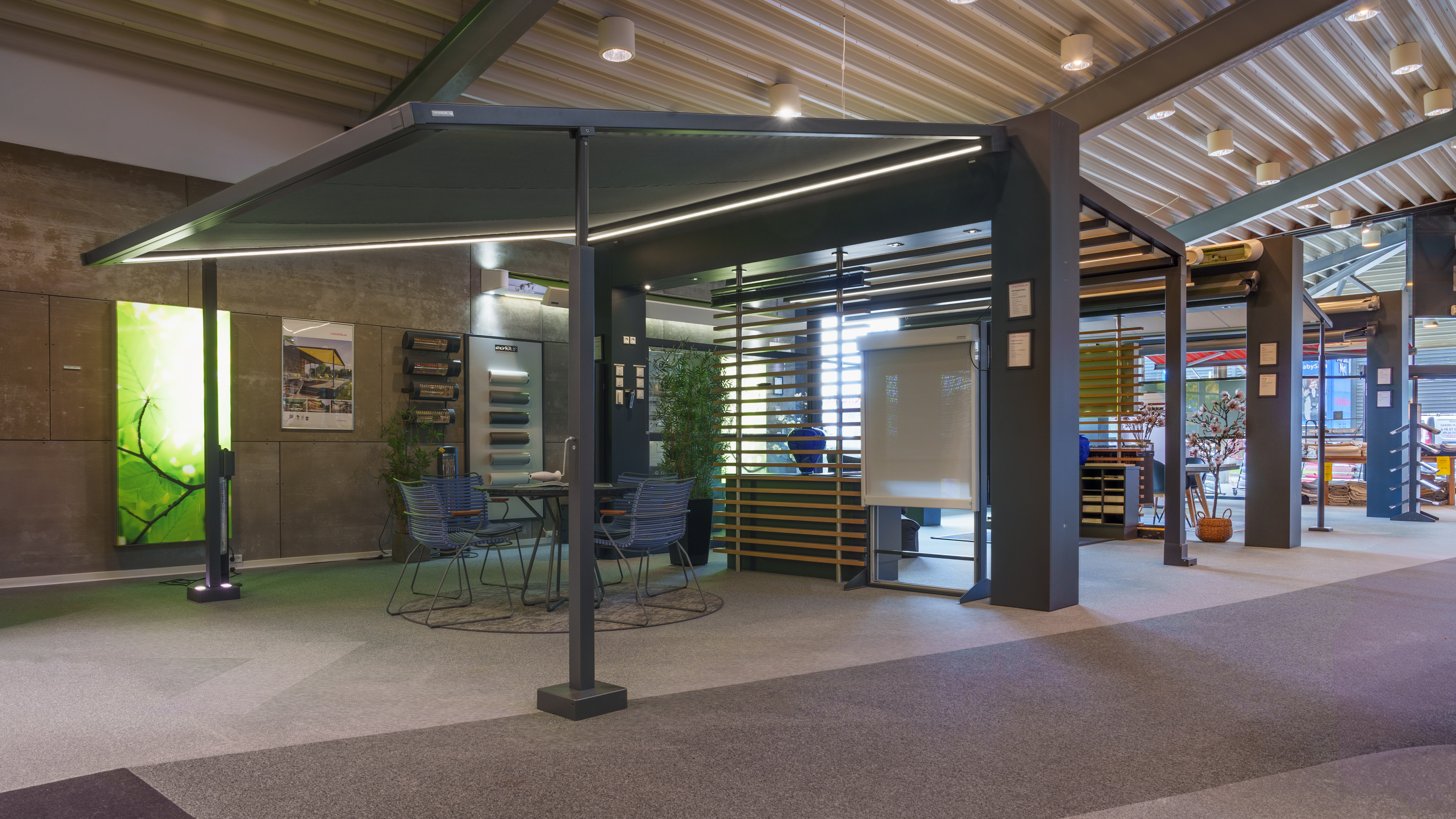 Pergola med lys og sidemarkise i showroomet