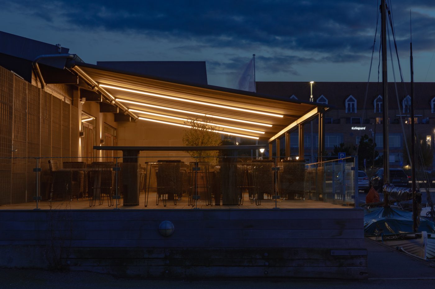 Restaurant Suri i Holbæk – udearealet med markise ved havnen (foto 24)