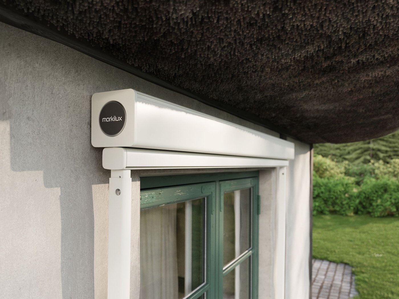Nærbillede af kassetten på en Markilux 730 med cremefarvet dug og hvid ramme