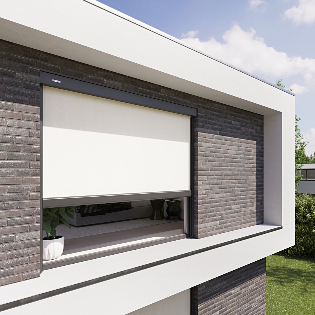 Markilux 776 screenmarkise foran et stort vindue på et hvidt murstenshus