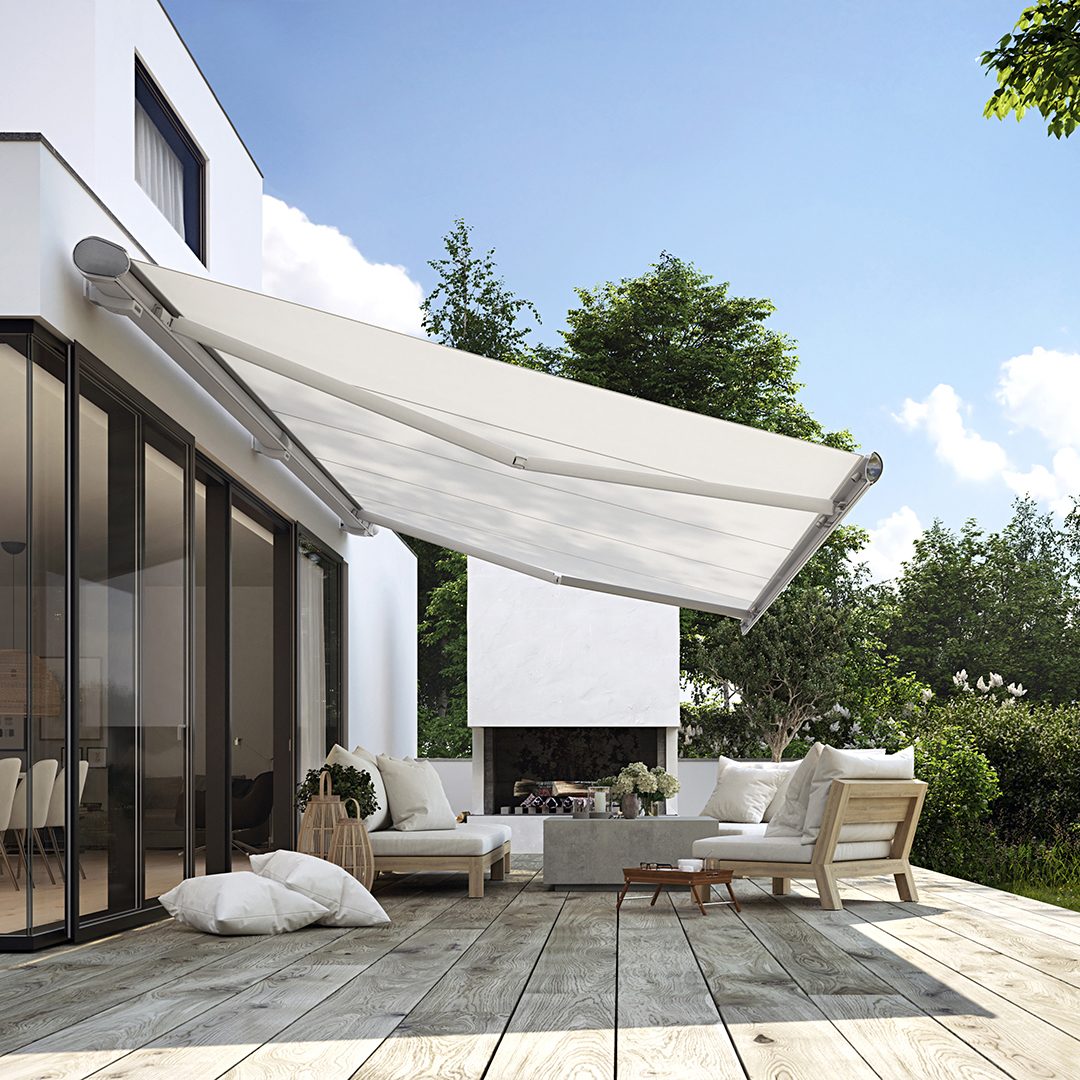 Markilux 6000 helkassettemarkise i grå med hvid dug over en terrasse
