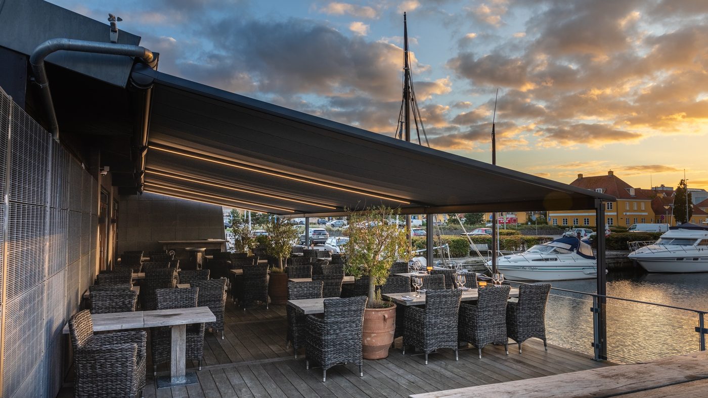 Restaurant Suri i Holbæk – udearealet med markise ved havnen (foto 18)