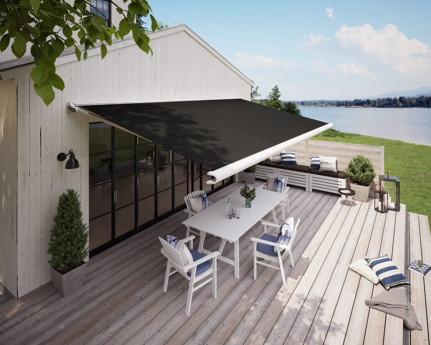 Kompakt Markilux 990 helkassettemarkise ved et træhus