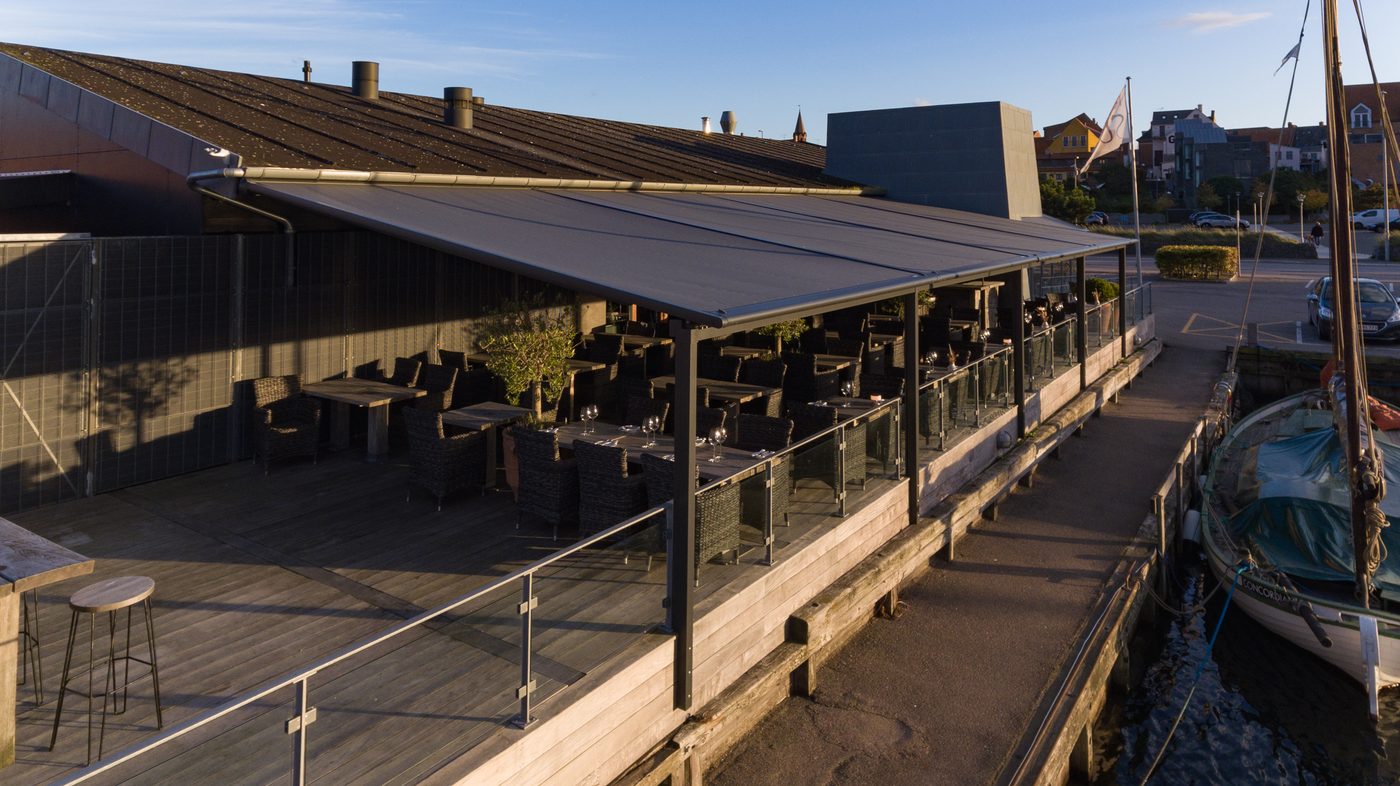 Restaurant Suri i Holbæk – luftfoto af terrassen med markise ved havnen (foto 7)