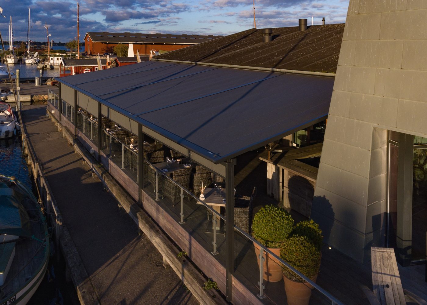 Restaurant Suri i Holbæk – luftfoto af terrassen med markise ved havnen (foto 6)