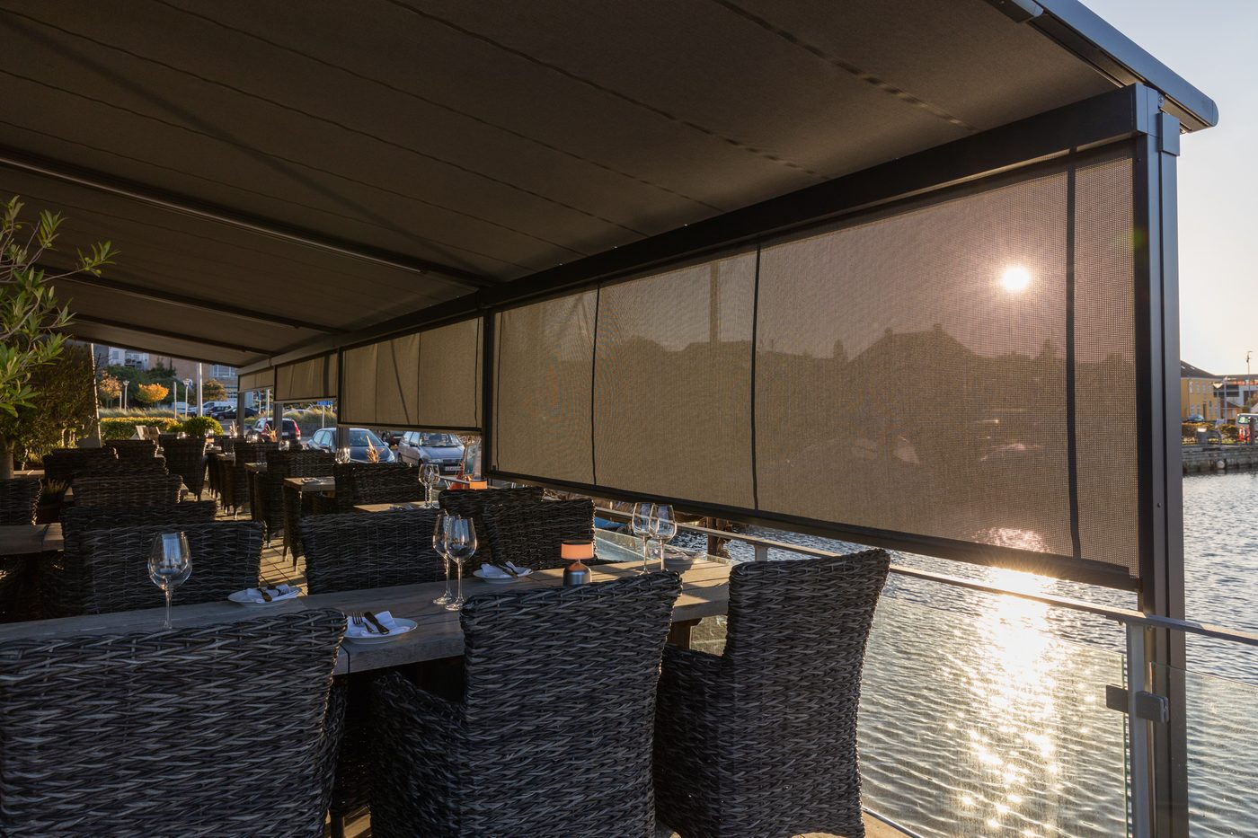 Restaurant Suri i Holbæk – udearealet med markise ved havnen (foto 13)