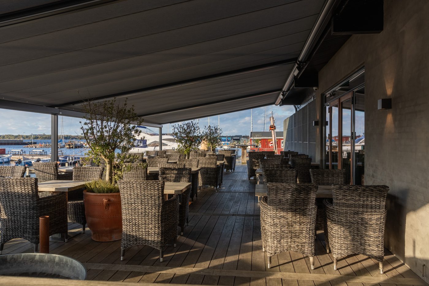Restaurant Suri i Holbæk – udearealet med markise ved havnen (foto 8)