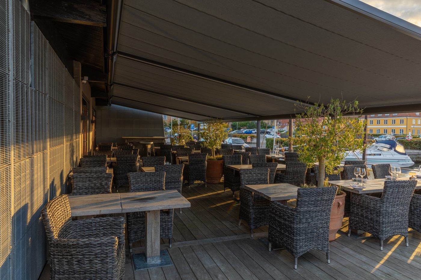 Restaurant Suri i Holbæk – udearealet med markise ved havnen (foto 16)