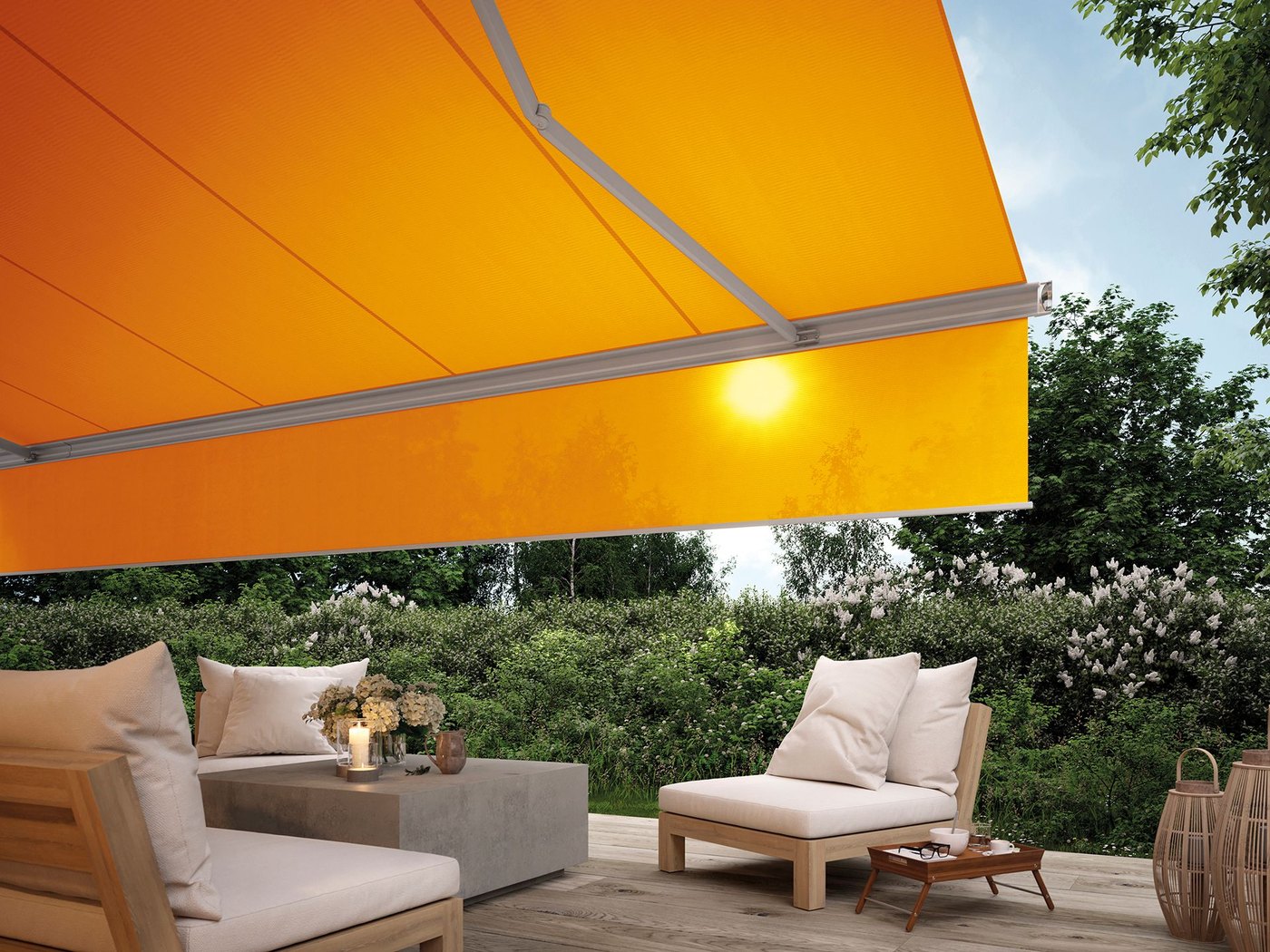 Markilux 6000 i grå med orange dug og shadeplus over en terrasse