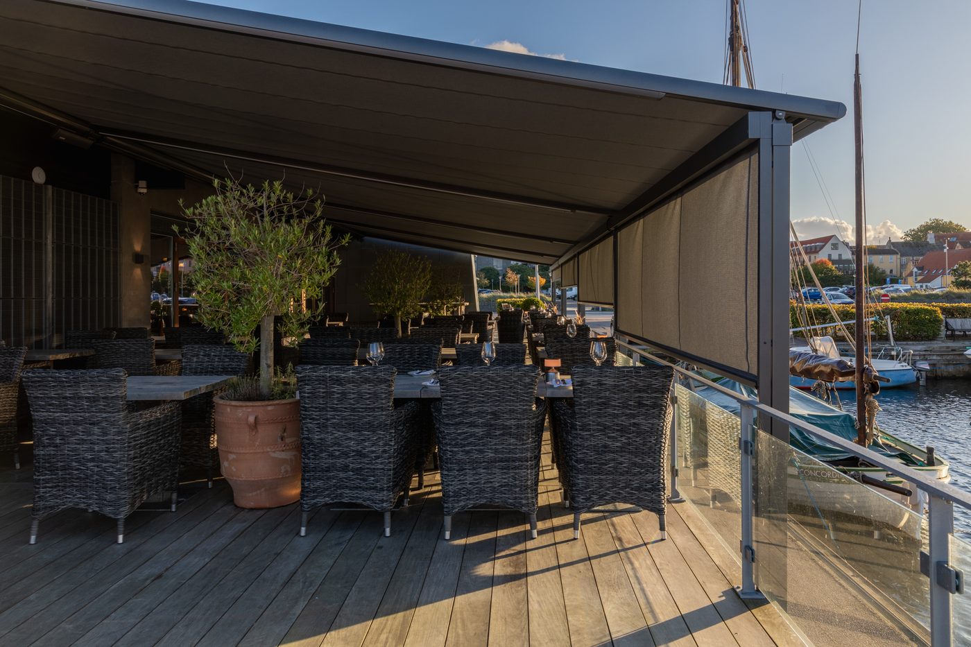 Restaurant Suri i Holbæk – udearealet med markise ved havnen (foto 14)