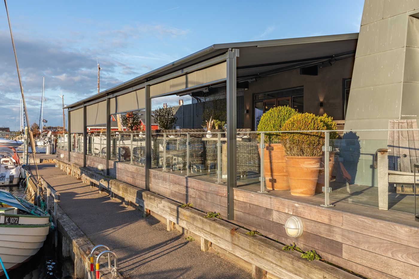 Restaurant Suri i Holbæk – udearealet med markise ved havnen (foto 15)