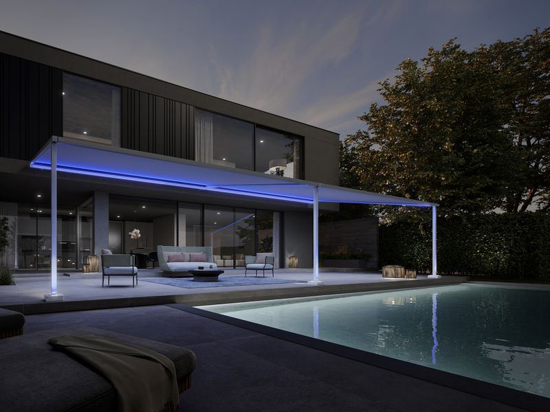 markilux pergola style med blå belysning, der bader terrassen i lys