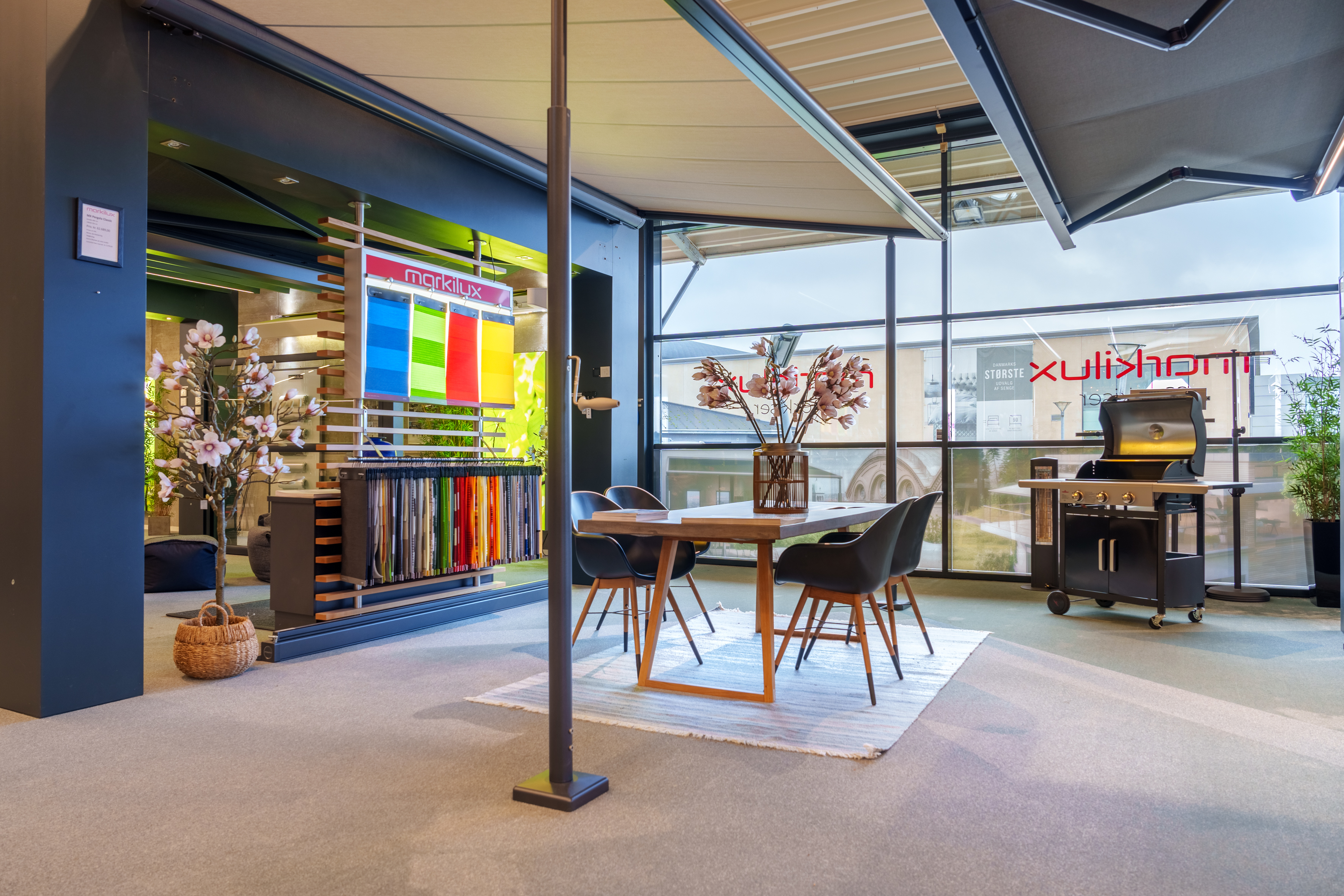 Terrassemarkise og stofkollektion i showroomet