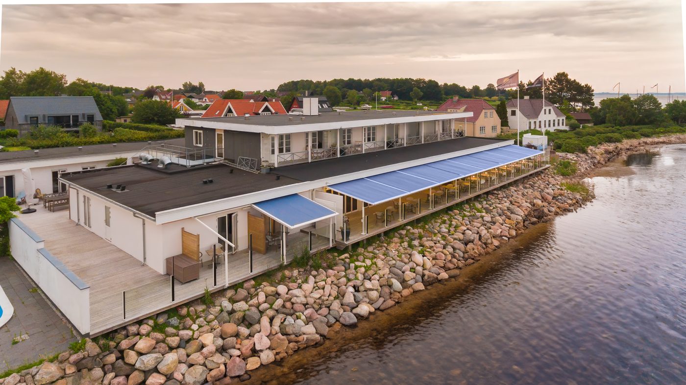 Hørby Færgekro – udearealet med markise om aftenen (foto 34)