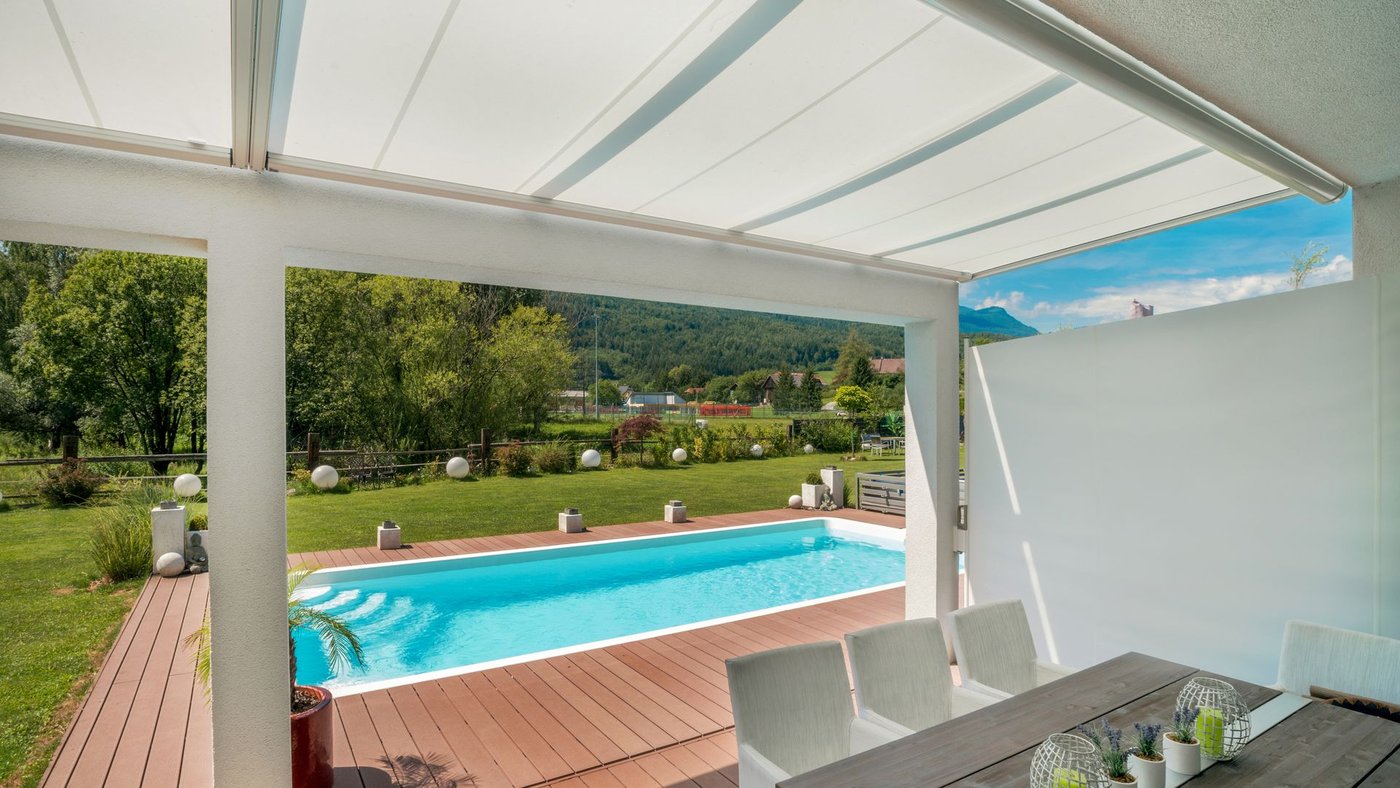 Hvid Markilux 790 sideskærm på terrassen ved poolen for privatlivets fred
