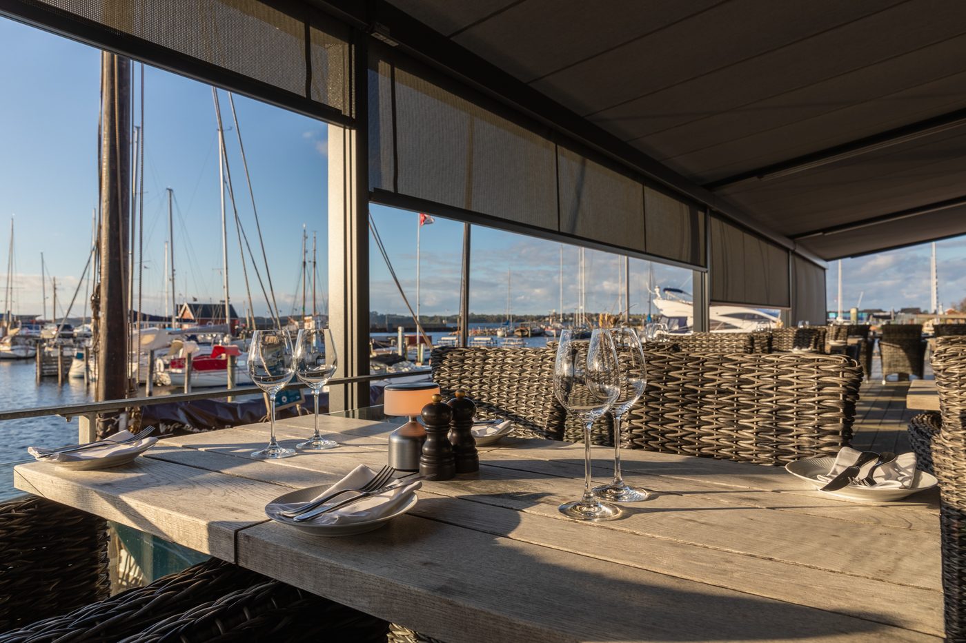 Restaurant Suri i Holbæk – udearealet med markise ved havnen (foto 11)