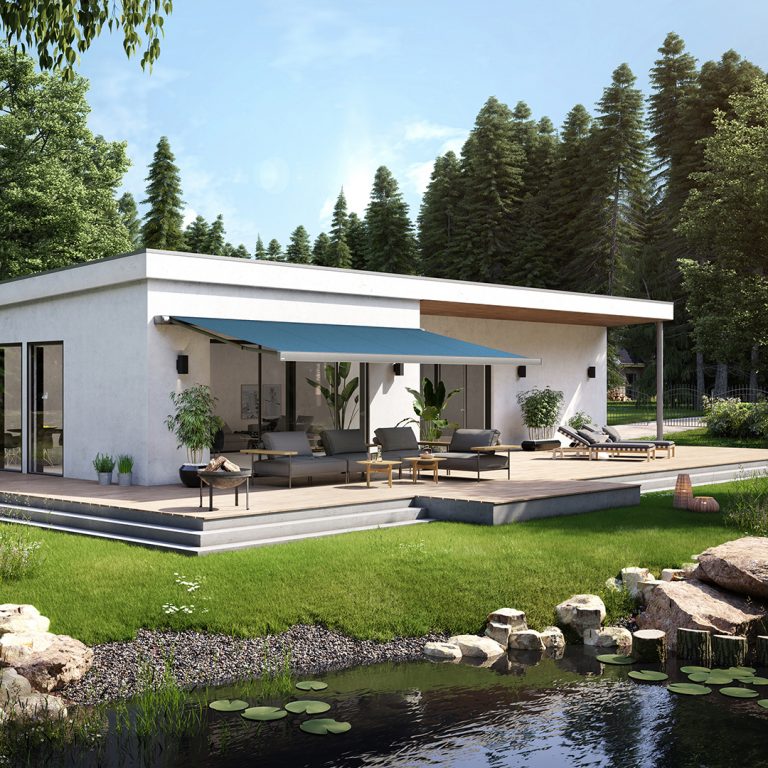 Hvid bungalow med blå Markilux markise over terrassen ved en sø