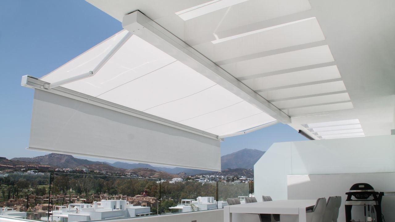 Markilux 970 med shadeplus på en overdækket terrasse